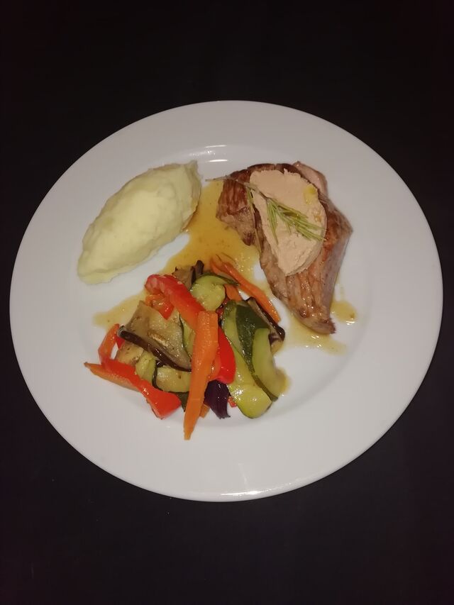 Mignon de porc au foie gras, légumes grillés et son écrasé de pomme de terre à l ancienne