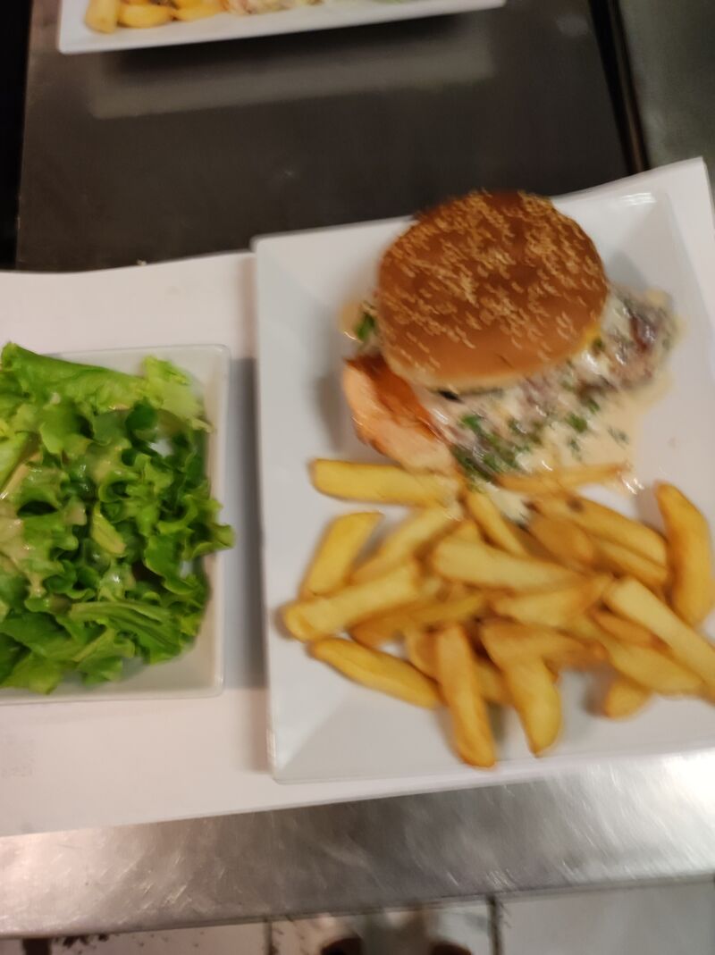 TROIS BURGER AU CHOIX: VEGETARIEN,SAUMON, BOEUF