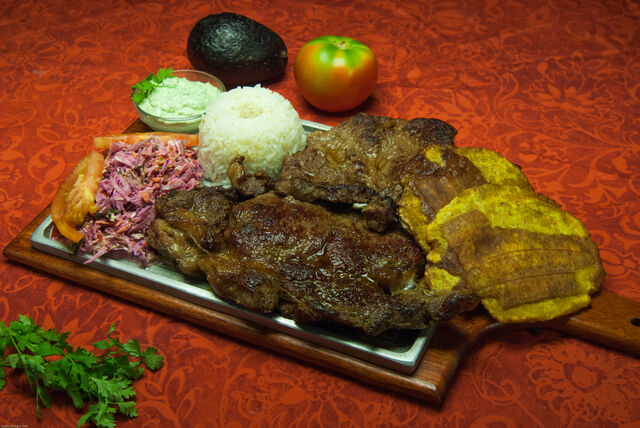 Punta de anca con patacones, ensalada de la casa y salsa.