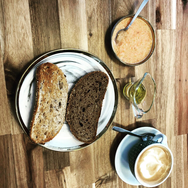 DESAYUNO ESPAÑOL, TOSTADAS DE PAN BLANCO, MULTICEREAL Y NUECES CON ACEITE Y TOMATE