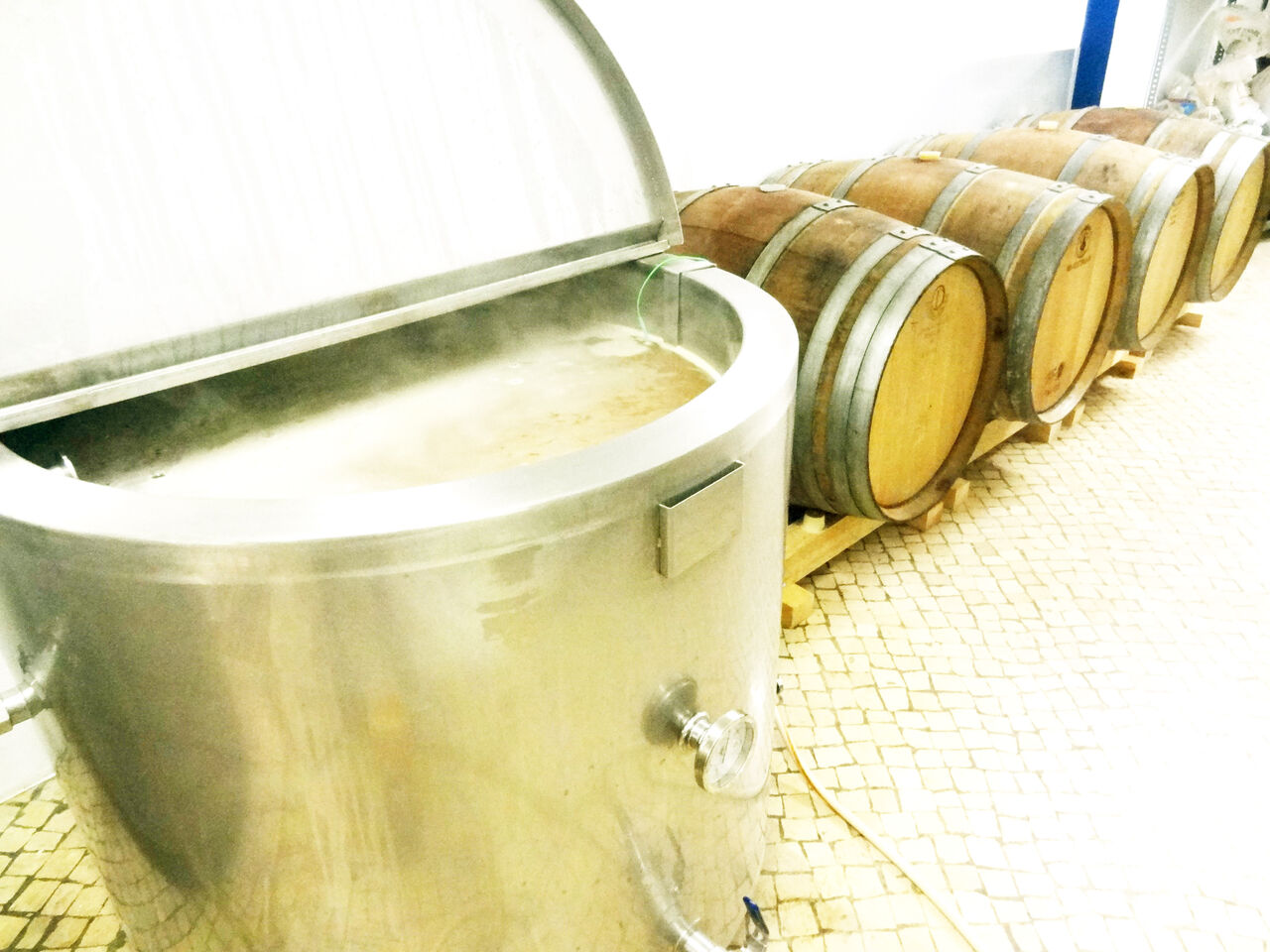 The BrewerMenu Take-Away. A cervejaria. No andar abaixo dentro do túnel. 