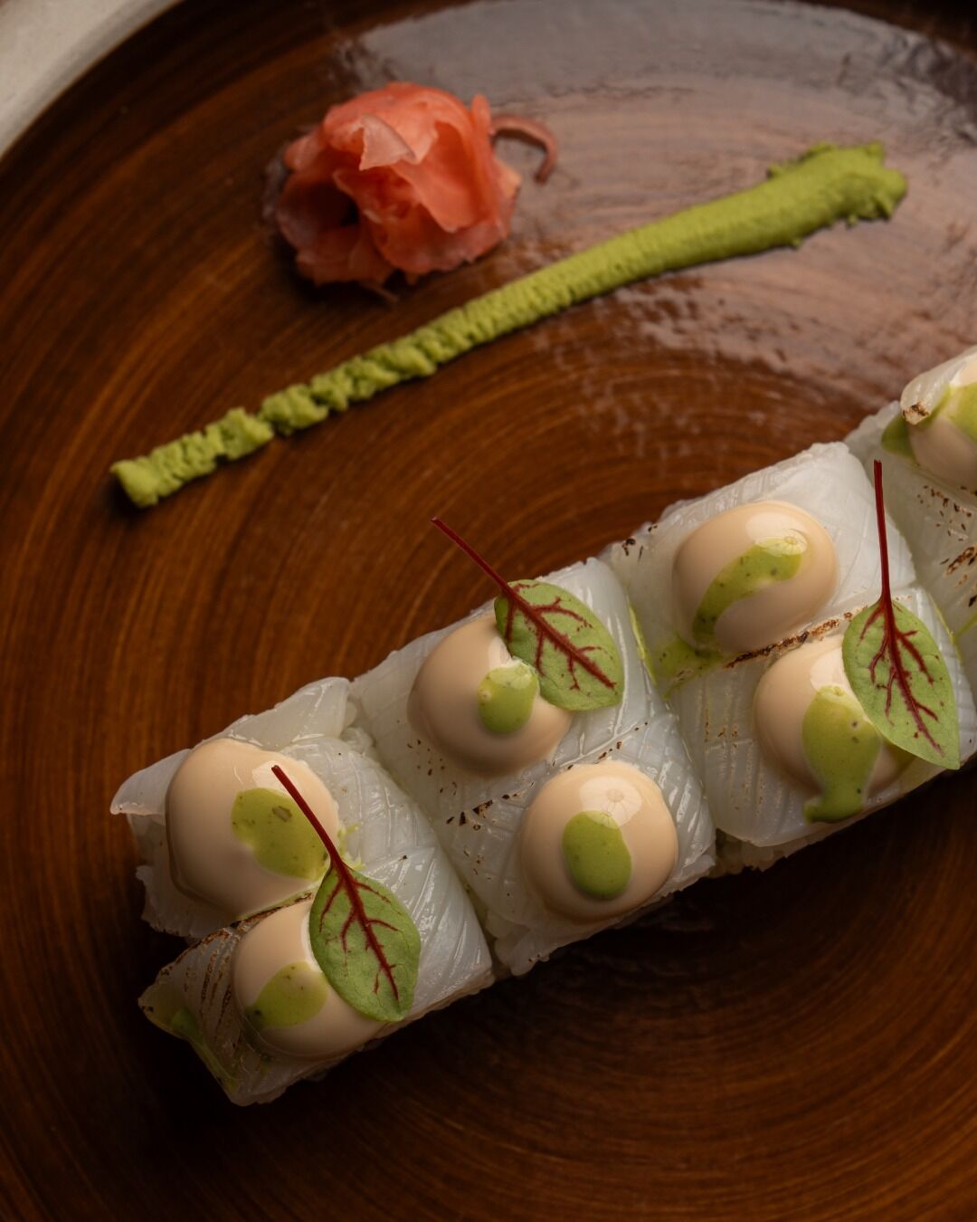 Eleganza tradizionale e creatività contemporanea si fondono per dar vita a piatti dagli abbinamenti audaci e sapori sorprendenti