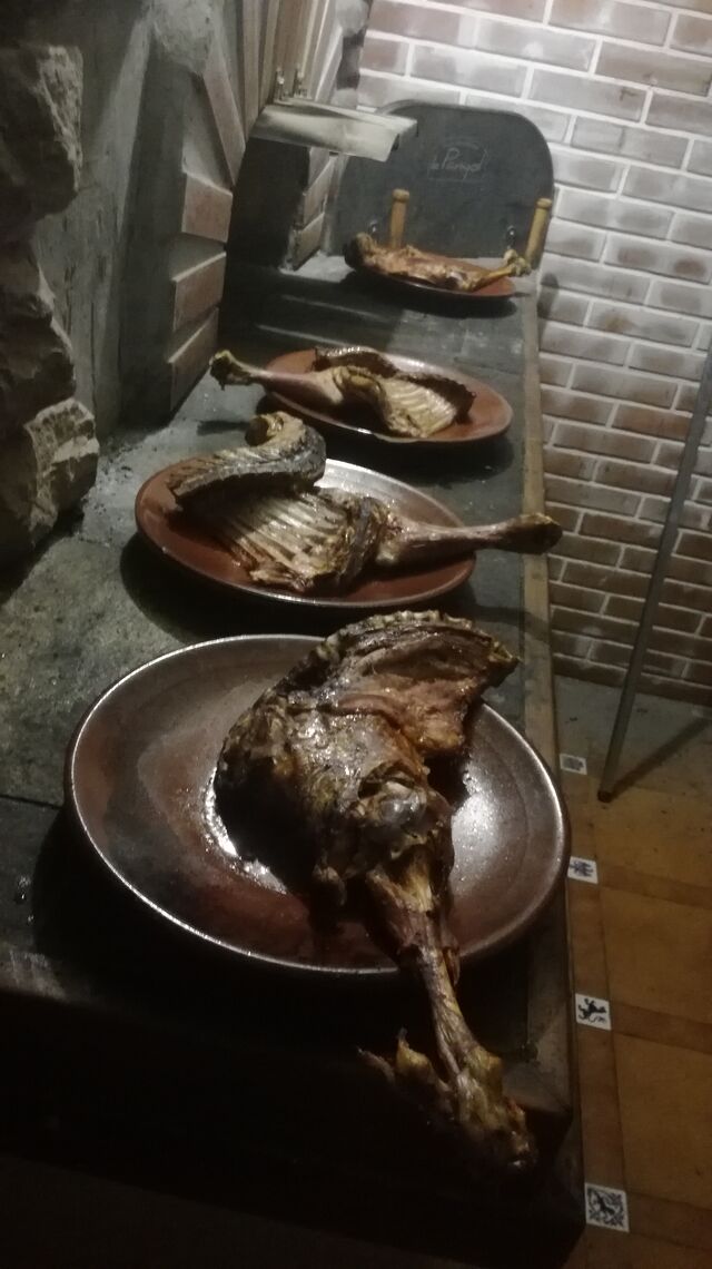 Cuartos de Lechazo saliendo del Horno