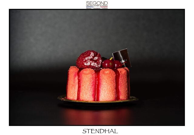 Stendhal / Biscuit cuillère, compotée de fruits des bois et pignons de pin, mousse légère à la fraise mara des bois.