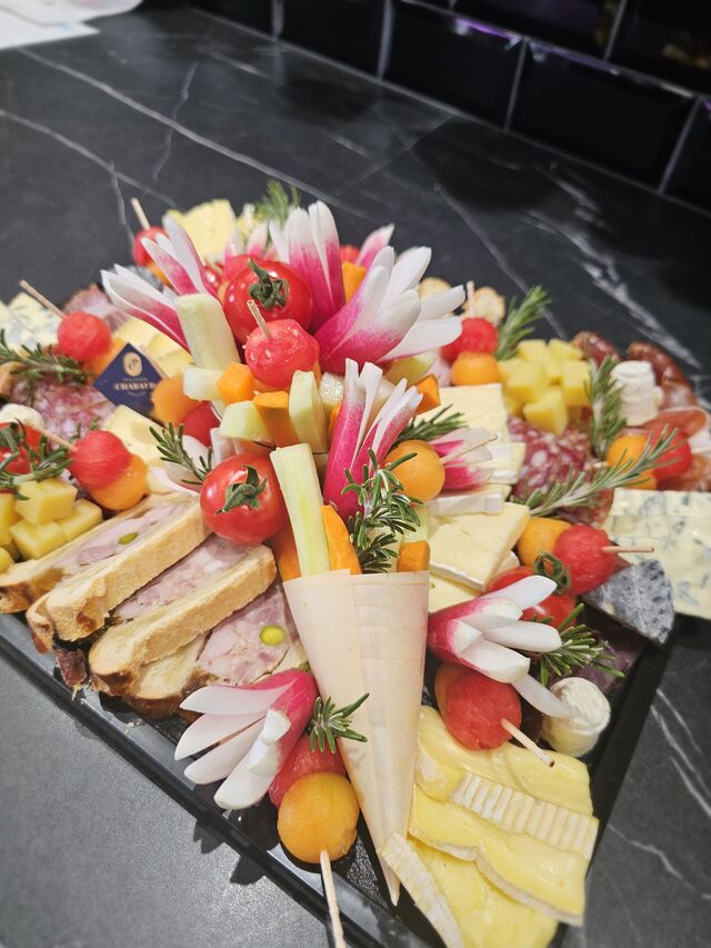 Planche de charcuteries, fromages & crudités