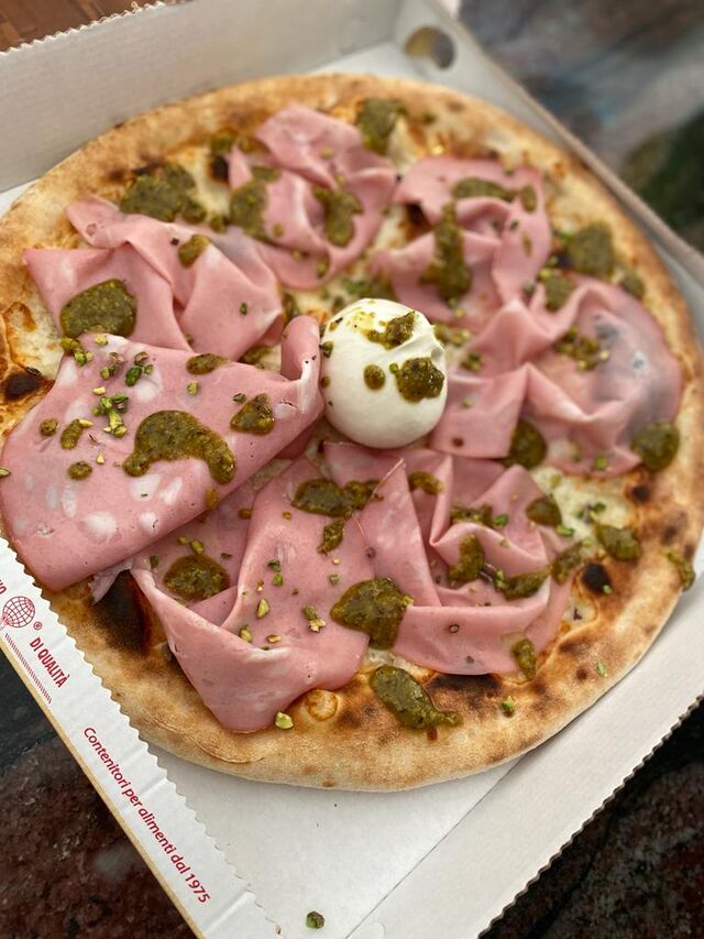 Mozzarella fior di latte mortadella Burrata granella di pistacchio pesto di Pistachio 
