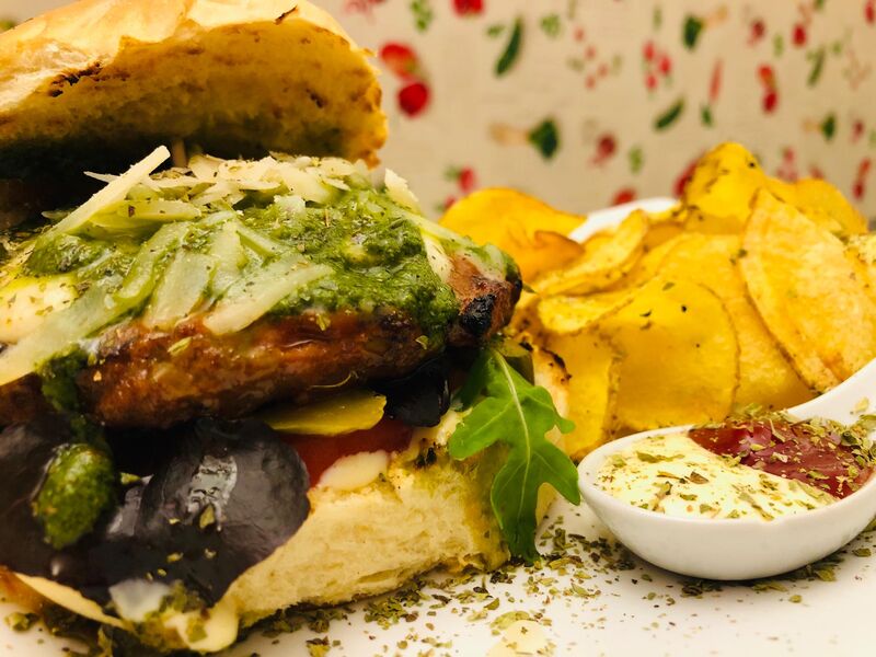 Itália
Molho de tomate com quejo mozzarella, pesto de majericão e parmesão ralado