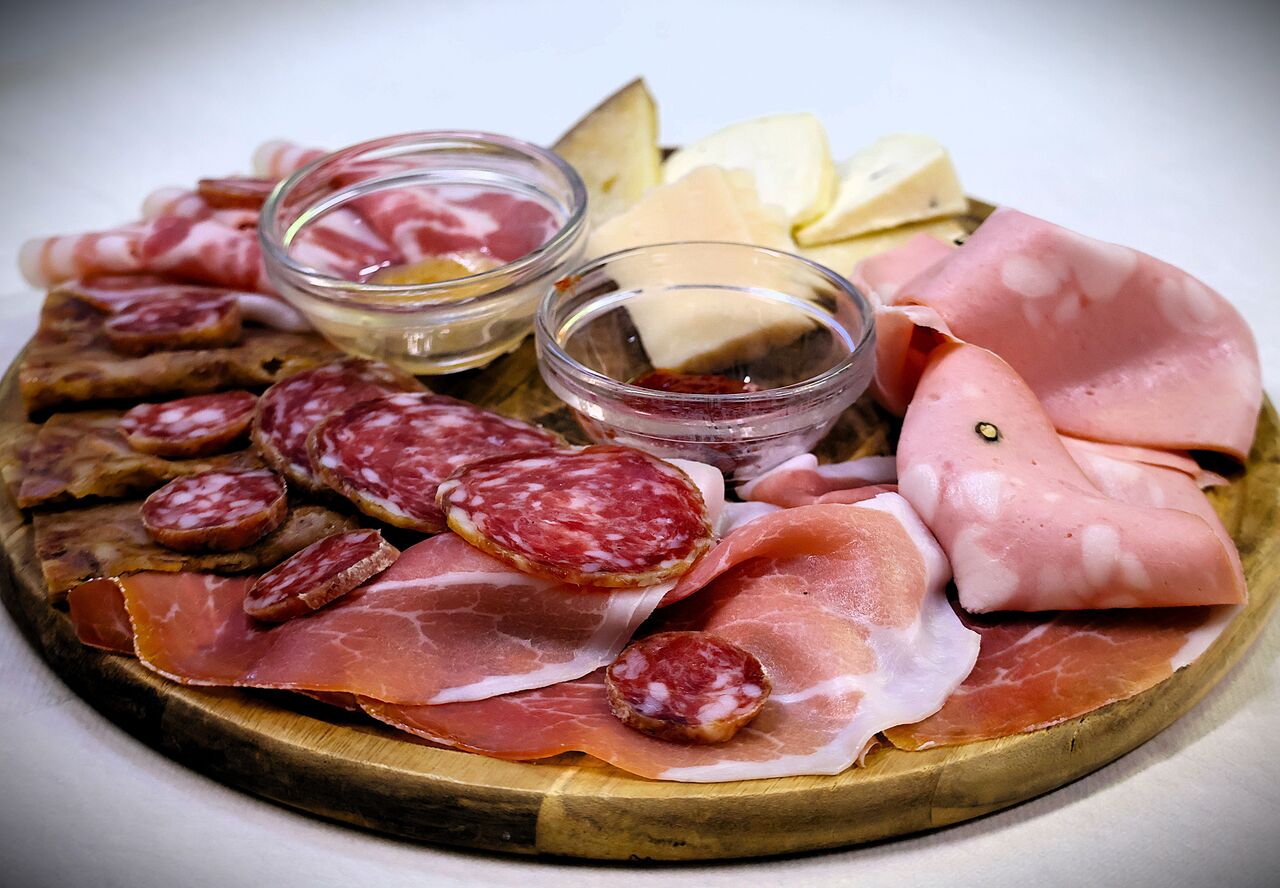 SELEZIONE DI SALUMI E FORMAGGI NOSTRANI