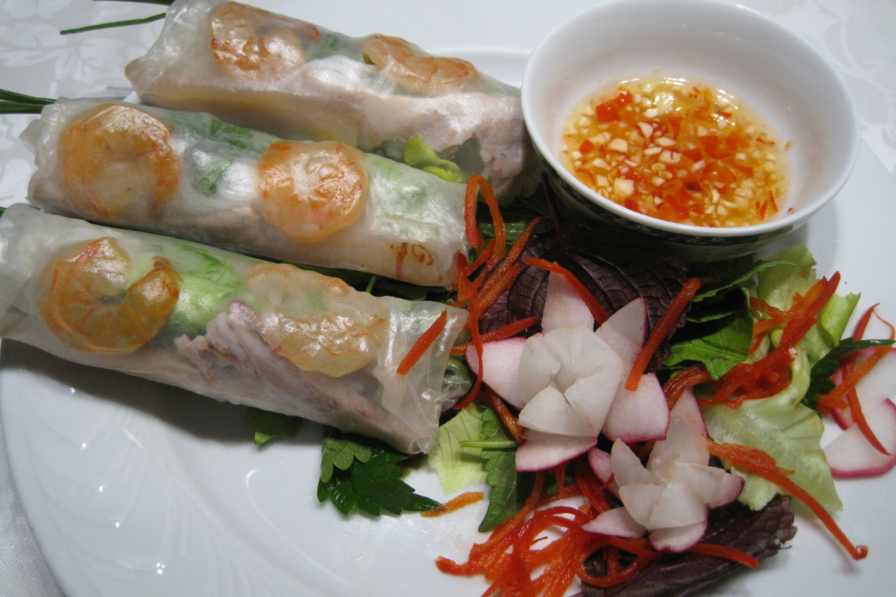 Vietnamesische Sommerrollen (Garnelen, Schweinefleisch, Ei, Reisnudeln, Salate und Kräuter in Reispapier und nicht frittiert)