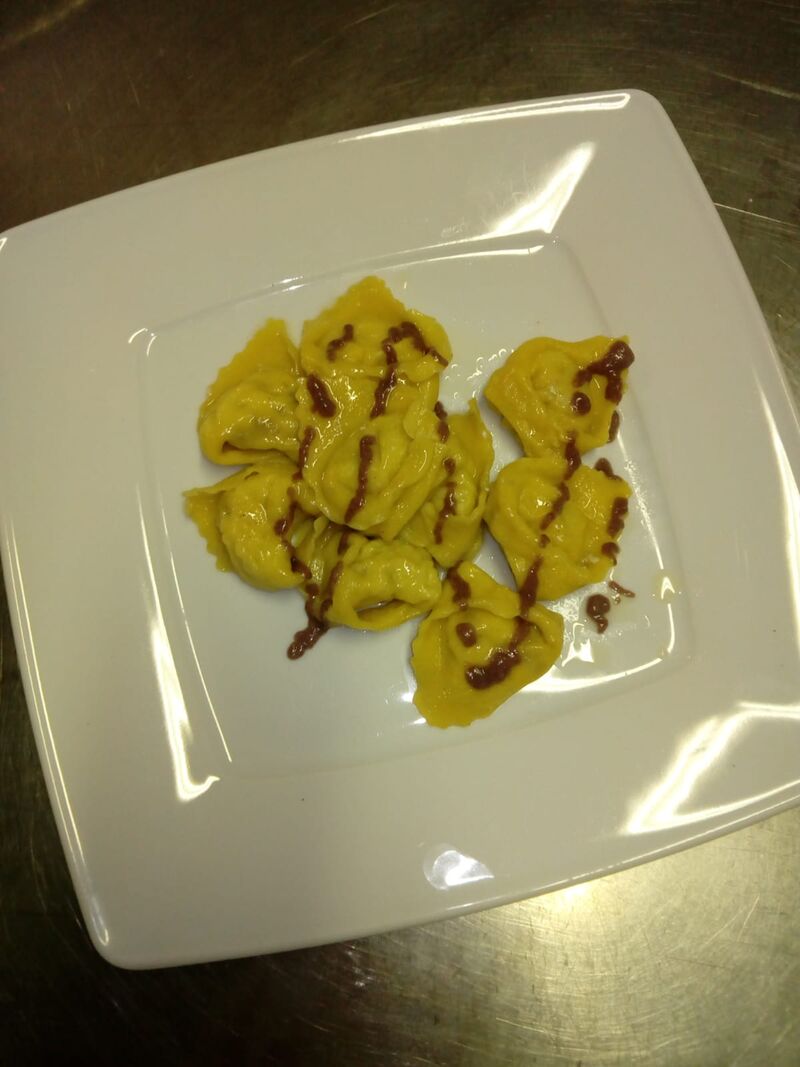 Tortelloni con ricotta di bufala e treviggiano