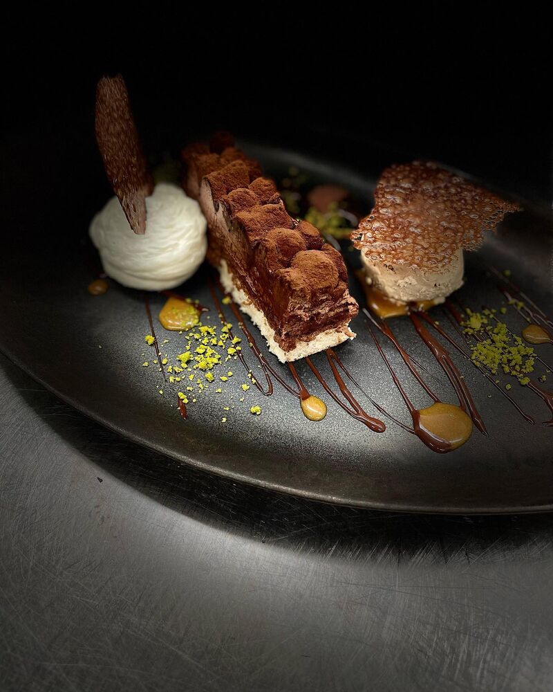 Suggestion du moment
Entremet chocolat noir Valrhona, croustillant praliné, sauce chocolat, crème glacée noisettes.