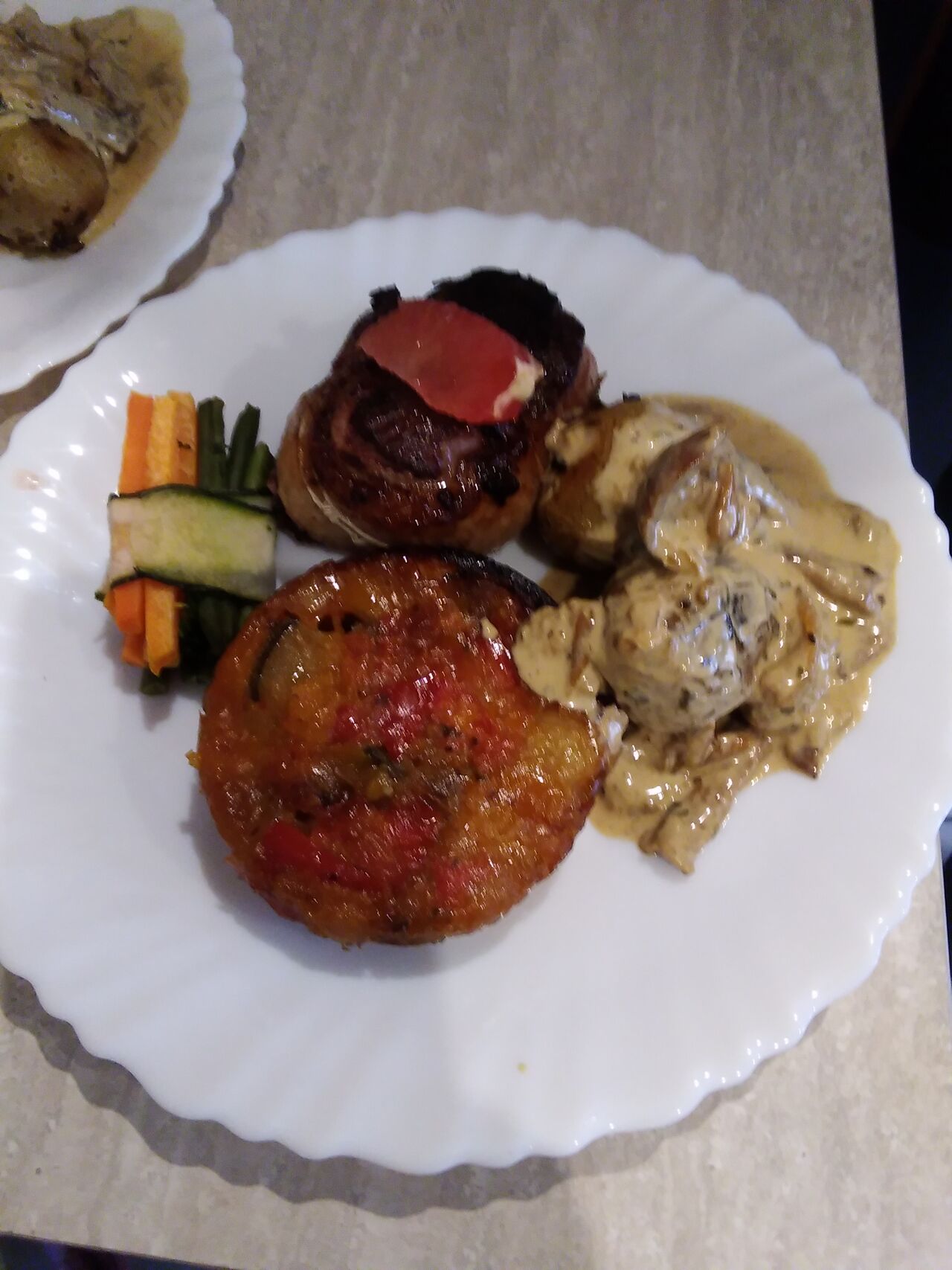 tournedos de canard tarte tatin du légume du soleil pomme de terre grenaille fagot de trois légumes