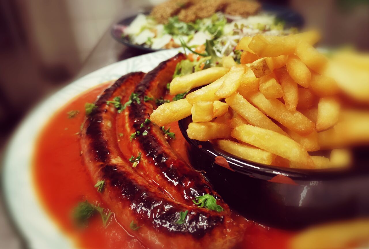 Merguez Frites - Frische Lammwürstchen auf Harissa-Tomatensauce