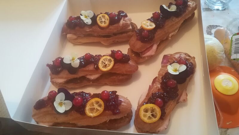Éclair salé confit oignon foie gras et confiture de cerise noire