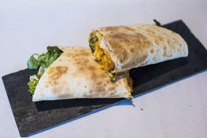 Fajita de pollo - Tortilla de trigo de 28 cm de diámetro, rellenas de pollo con verduras y salsas