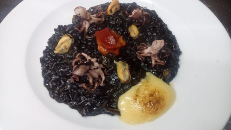 Arroz negro con alioli