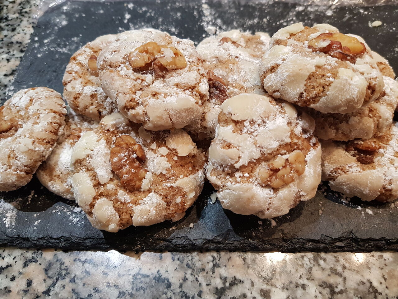 GHRIBA NOIX
OEUFS,NOIX,SUCRE,FLEUR D'ORANGER
1,5 EURO/PIECE.40 EUROS LE KILO SUR COMMANDE