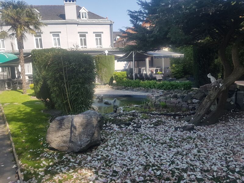 Nos extérieurs avec jardin relaxant et terrasse.