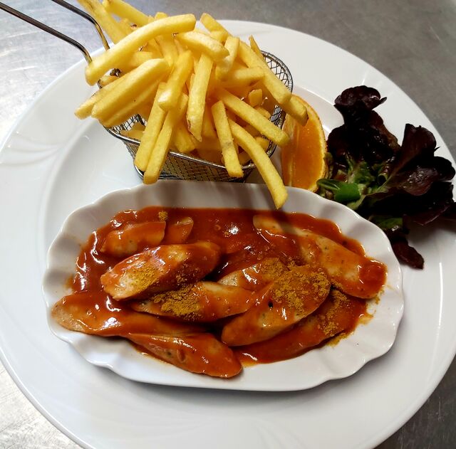 Currywurst mit hausgemachter Sauce und Pommes frites 