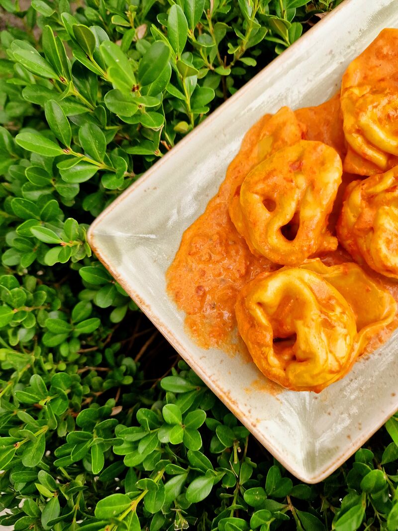 Tortelloni di ricotta e salmone con la crema di scampi