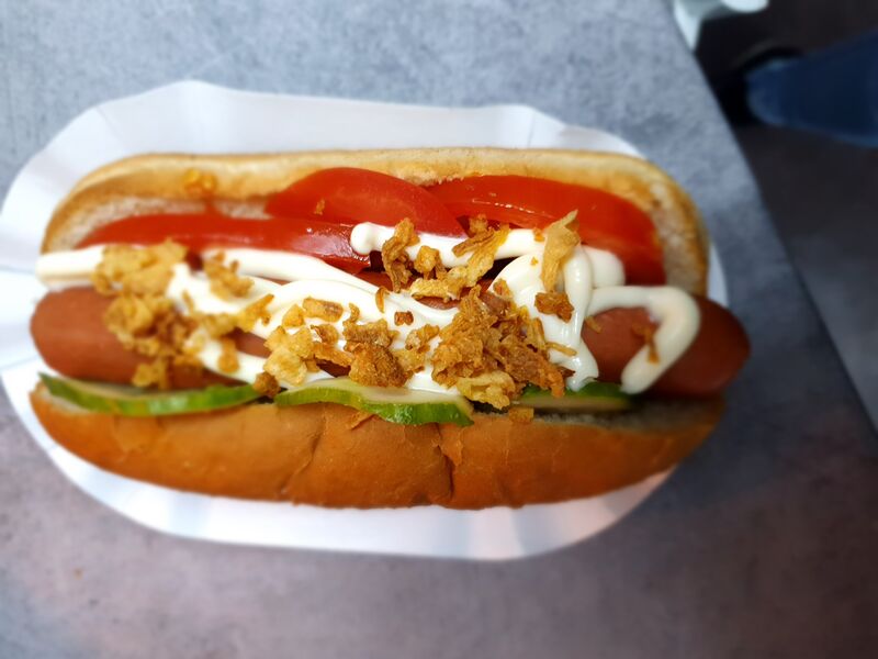 Diesel Hot-dog
( virsli füstölt sajt, pirított hagyma, paradicsom, uborka )
500 Ft