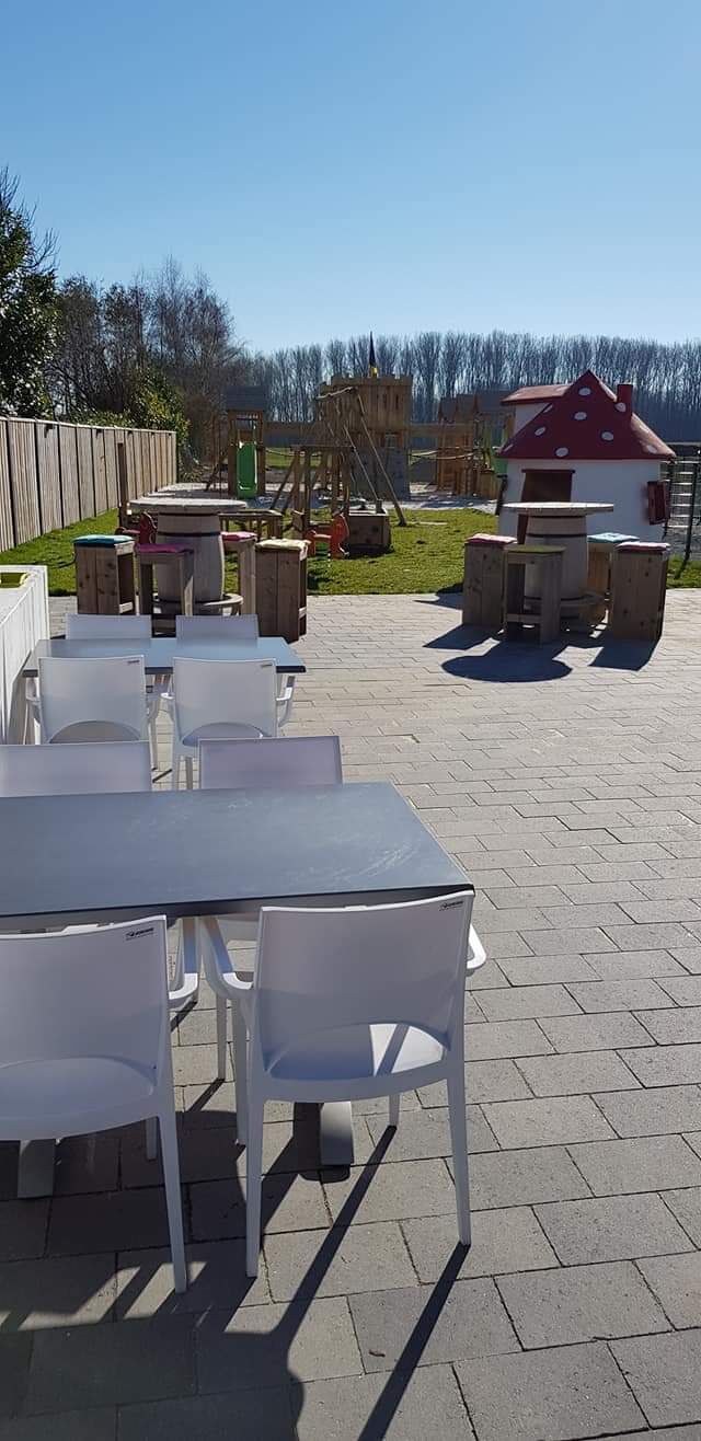 TERRASJE VOOR DE OUDERS MET ZICHT OP HUN KROOST