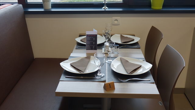 Un service accompagné de plats qualités pour votre bien être