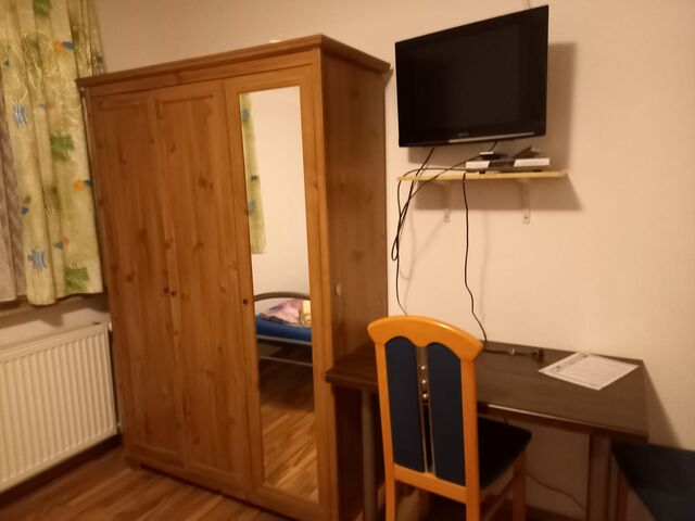 Möblierte Zimmer mit Fernsehen und W-Lan