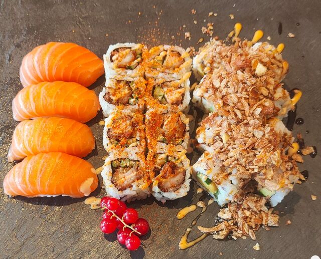 Plateau numéro 3 : 8 Cruch roll, 4 sushi saumon et 8 cali poulet pané spicy.