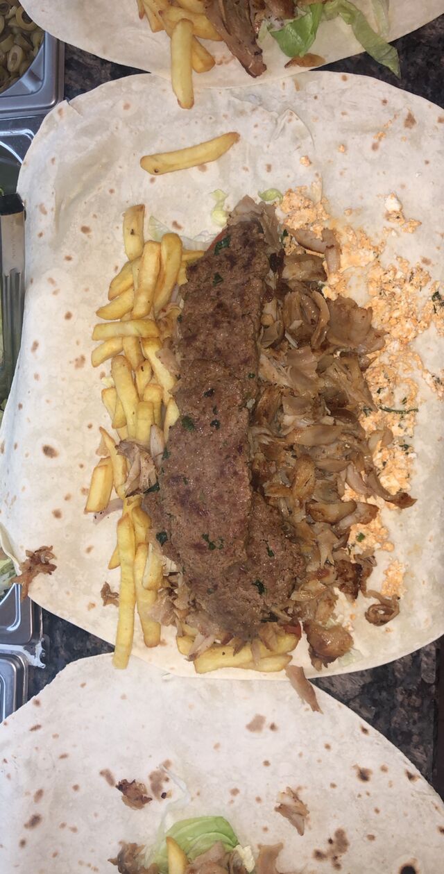 Préparation des kebab galettes visible sur place à travers notre vitrine.
Celui-ci : Kebab+kefta+fêta fait maison. 