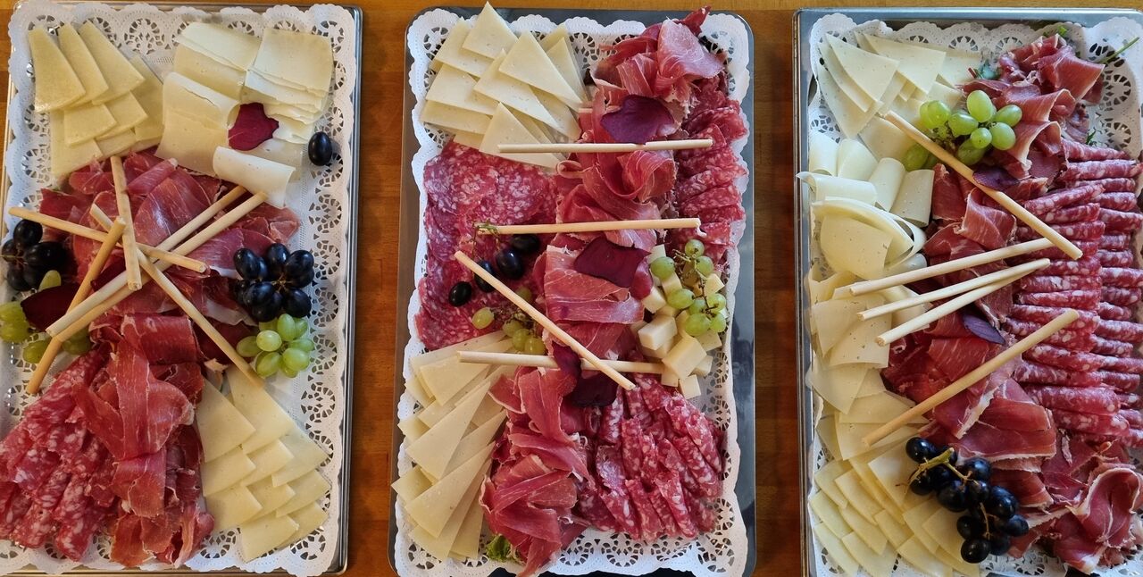 Gemischte Platte: Schinken, Paprikawurst, Käse
Käse -Platte: Idiazabal, Manchego,