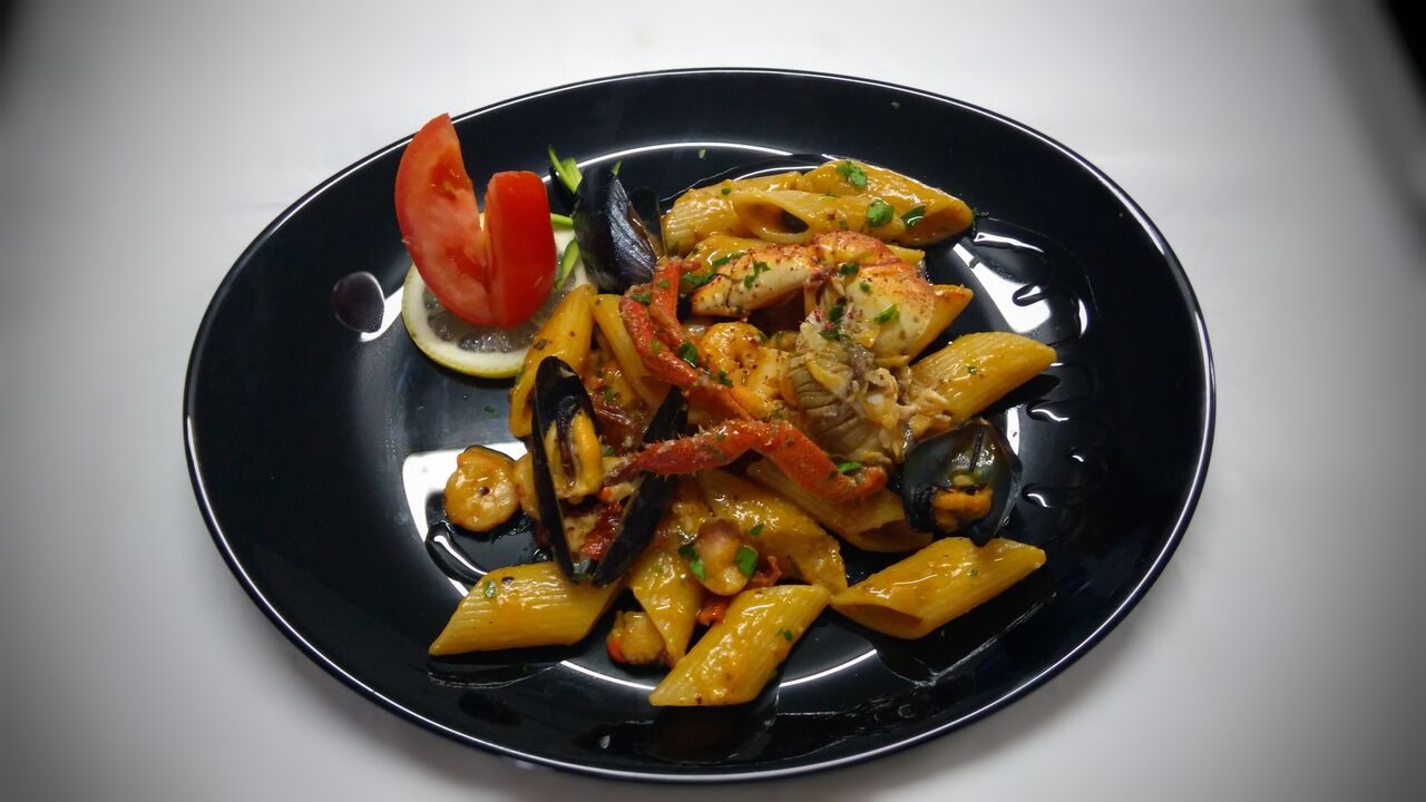 Pašta sa kaneštrelima , dagnjama i rakovicom