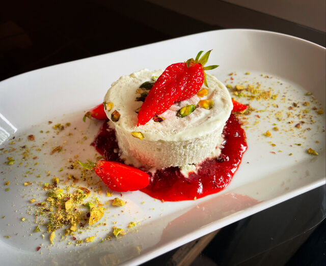 Nougat glacé à la pistache & coulis de fraises