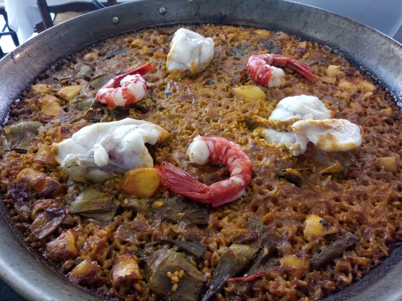 Paella de carabineros, rape y alcachofas