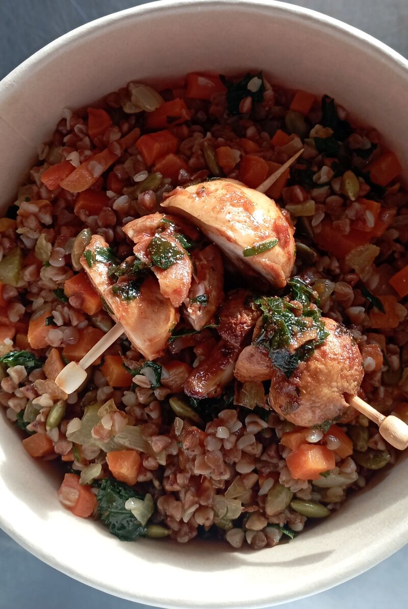 Kasha de sarrasin, légumes cuisinés, brochette de champignons soja