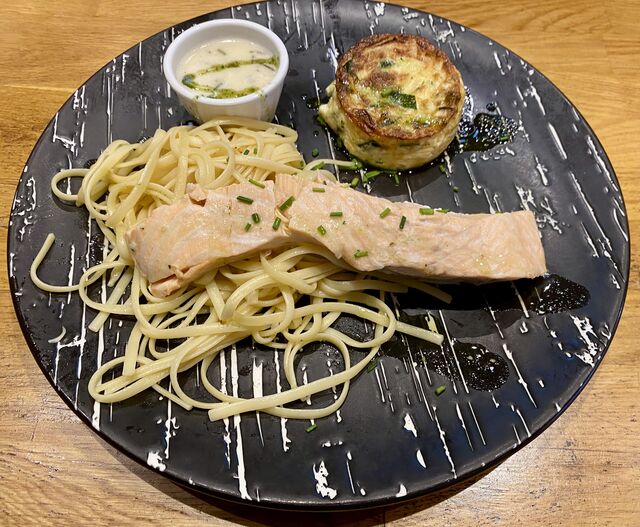 Pavé de saumon, sauce ciboulette 