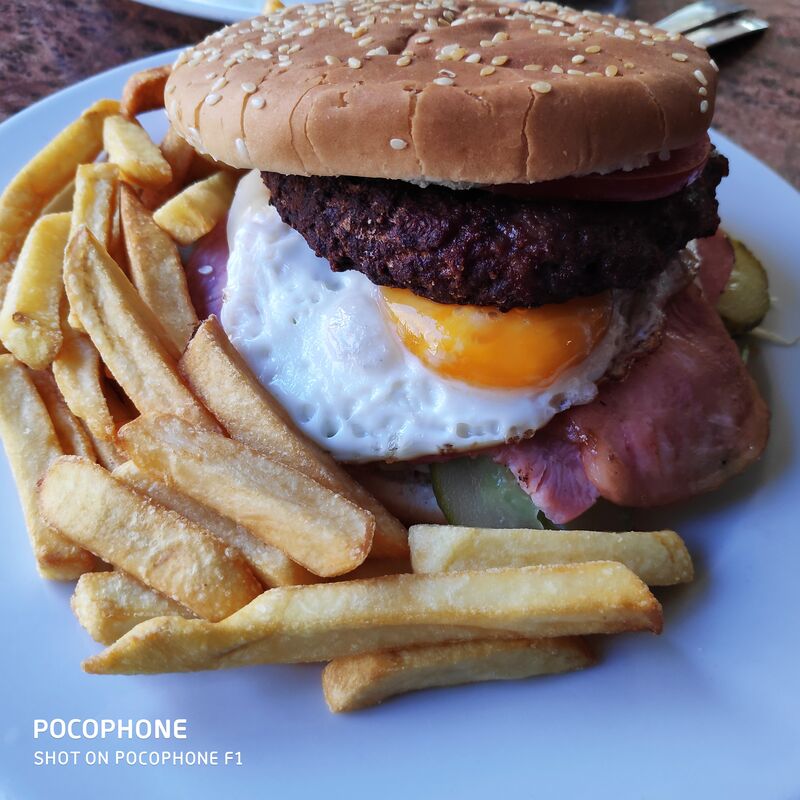 Hamburguesa súper de 200g con lechuga, tomate, cebolla, beicon, jamón de York , queso y huevo frito