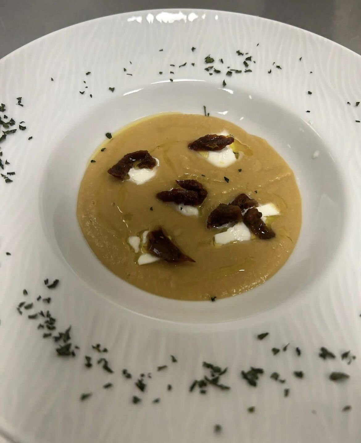 Vellutata di ceci con mozzarella di bufala e pomodorini secchi