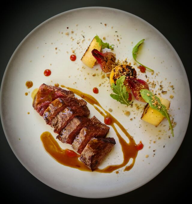 -LE BŒUF
Faux filet de bœuf, pomme de terre confite, oignons nouveau condiment ail noir