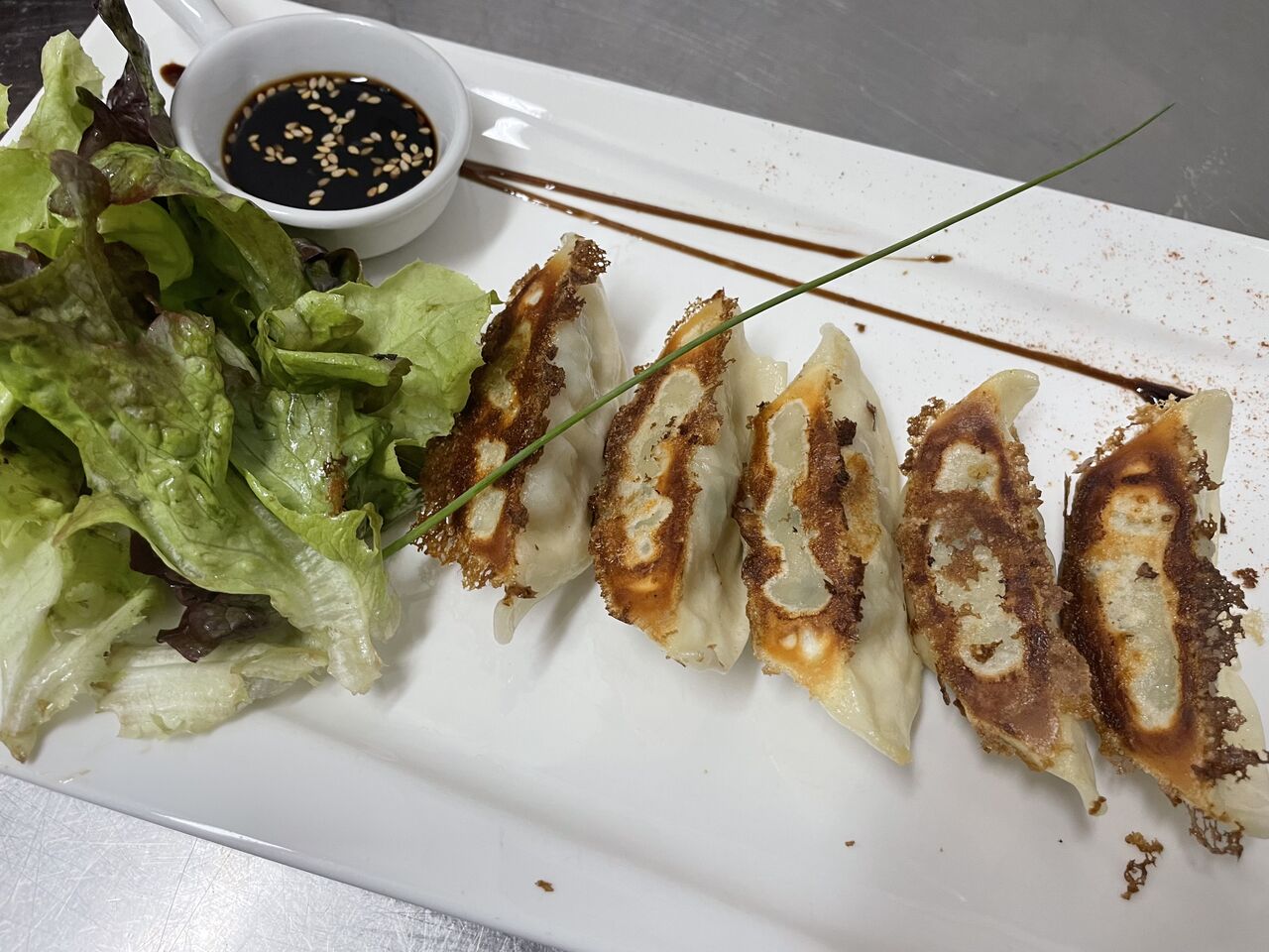 Gyoza grillé ( raviolis au poulet légumes )