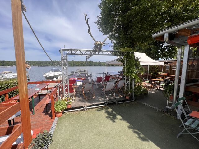 Untere und hintere Terrasse mit Bühne