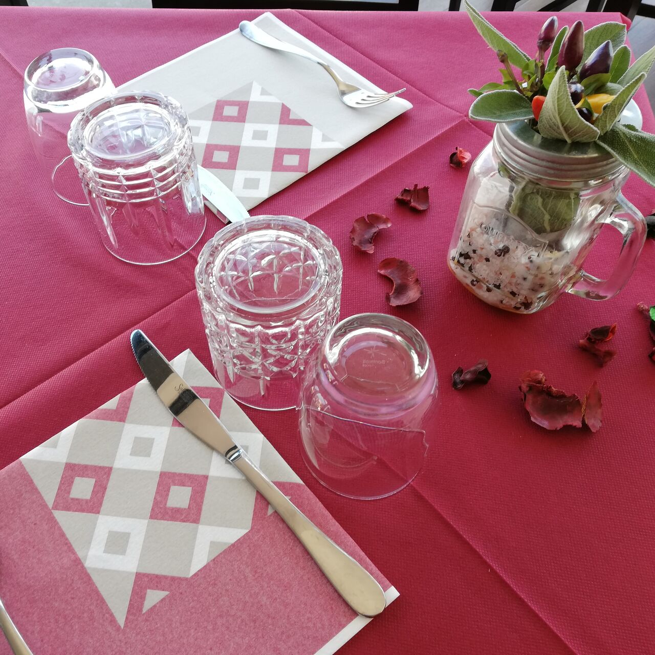 Vi aspettiamo dal lunedì al sabato a pranzo e cena con i primi piatti della tradizione, le carni nazionali, il pesce fresco e...