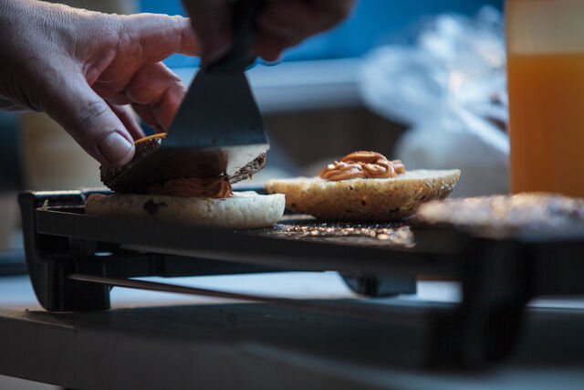 Fabrication de burgers pur bœuf artisanaux pour vos évent, fêtes de famille, festival, etc 