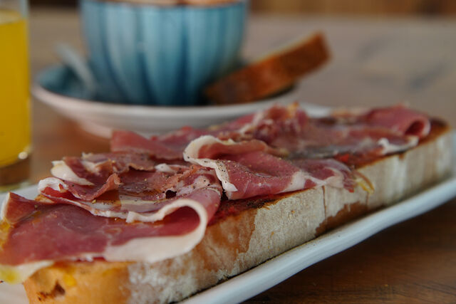 Tosta de jamón con aceite y tomate