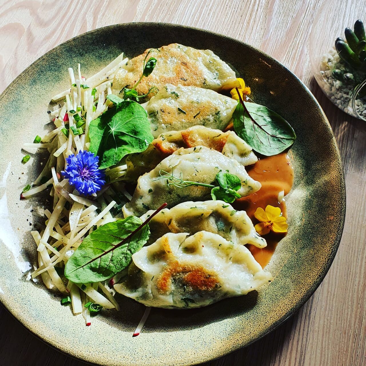 Pierogi z gęsiną/sałatka z kalarepy/demi glace z gęsi