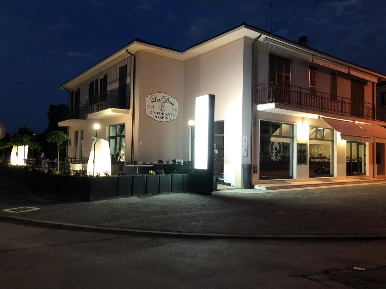 ECCO QUI IL NOSTRO LOCALE ILLUMINATO LA SERA....PRONTO AD ACCOGLIERVI CON UN BELLISSIMO SPAZIO ALL'APERTO