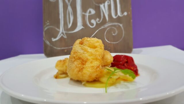 Merluza a la romana con guarnición