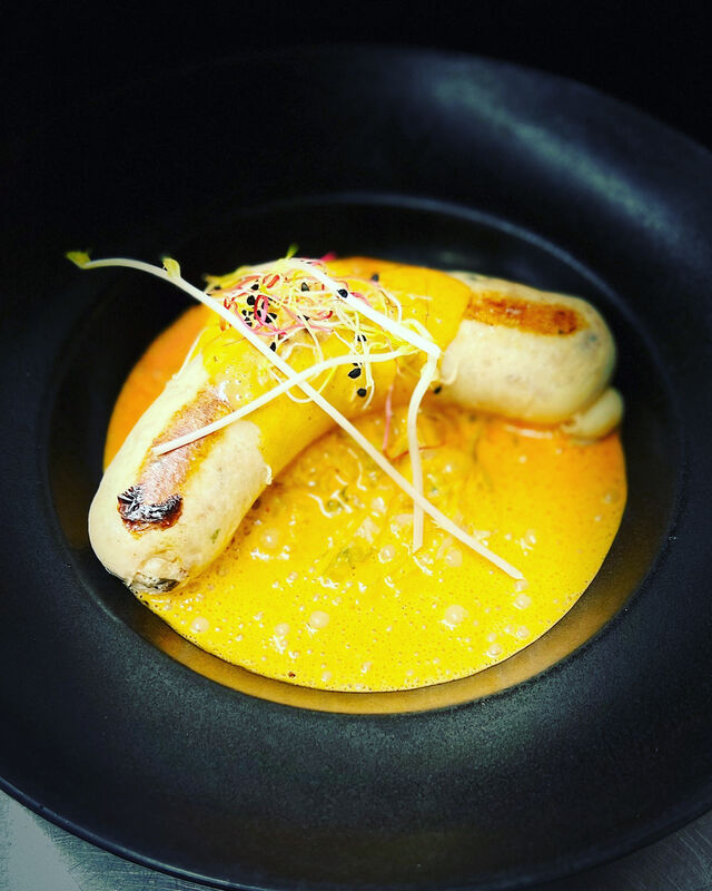 Le boudin au deux saumon, cru et fumé, semoule marocaine et beurre blanc au paprika fumé 