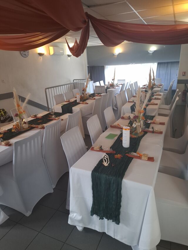 SALLE DU HAUT AVEC TABLE 