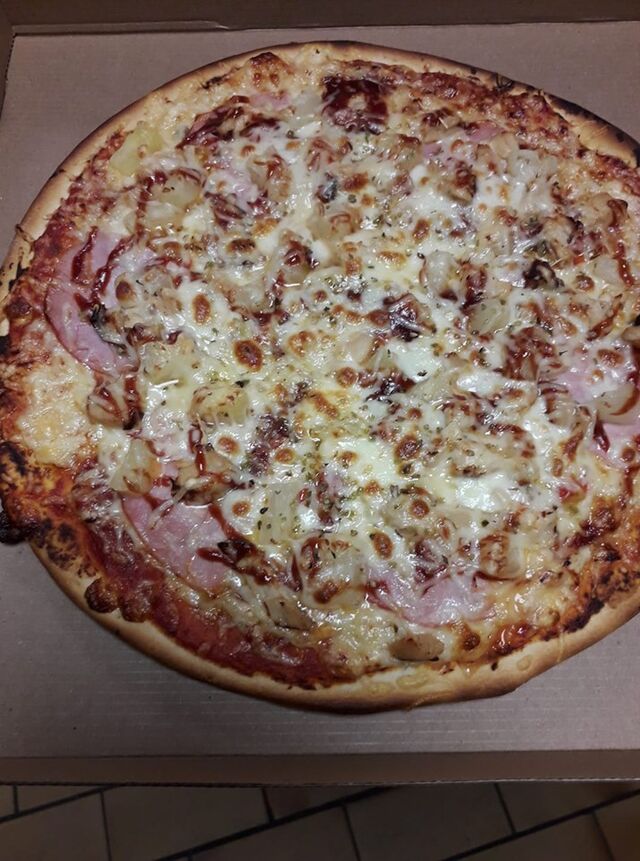 La Texane : fromage, poivron, bacon, poulet, ananas, sauce barbecue, mozza et origan.